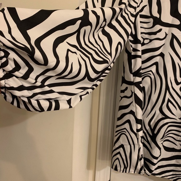 Lovely Black and White Vneck Ballon sleeves blouse - Picture 2 of 2